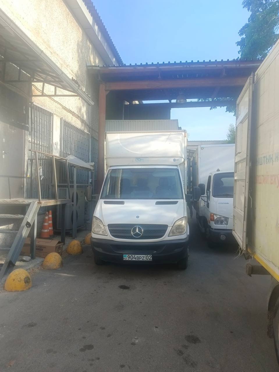 Фургон Mercedes Sprinter нашего автопарка между складскими корпусами