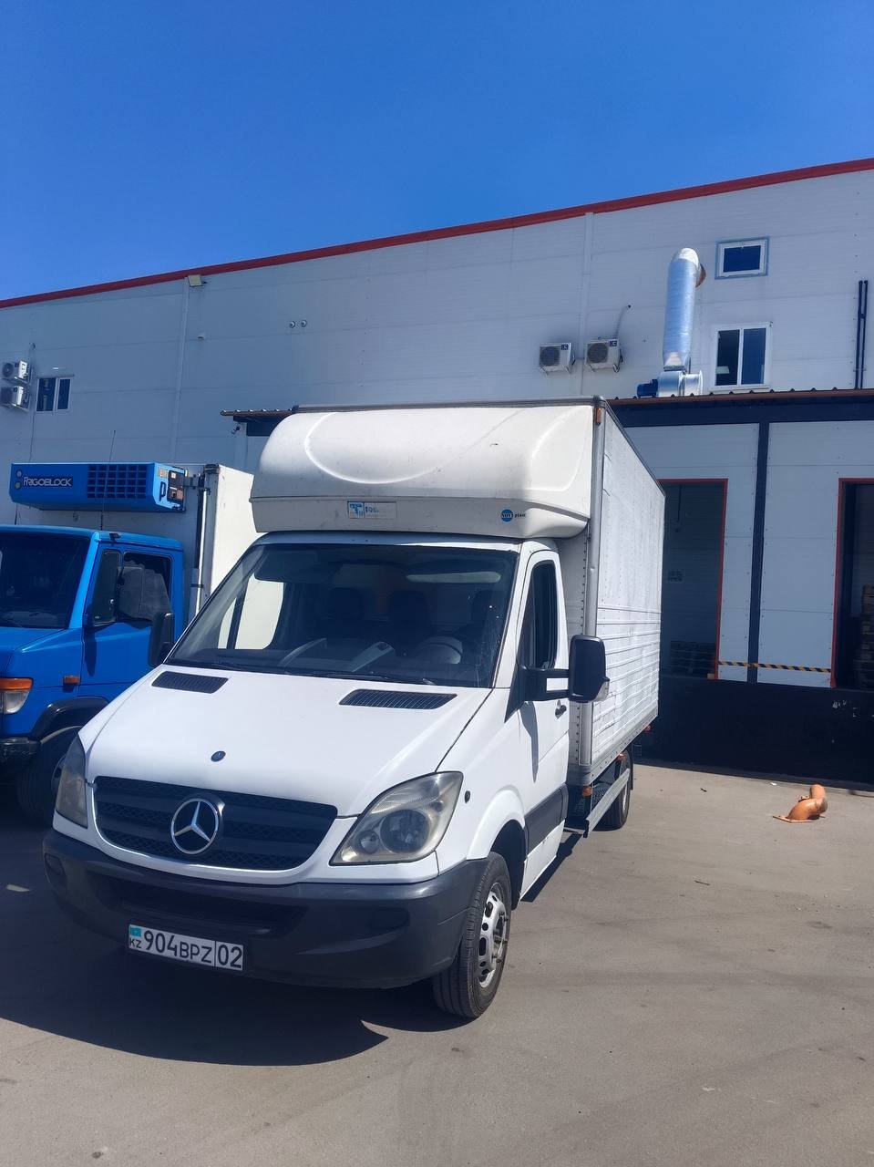 Наш фургон Mercedes Sprinter на грузоперевозке в Алматы