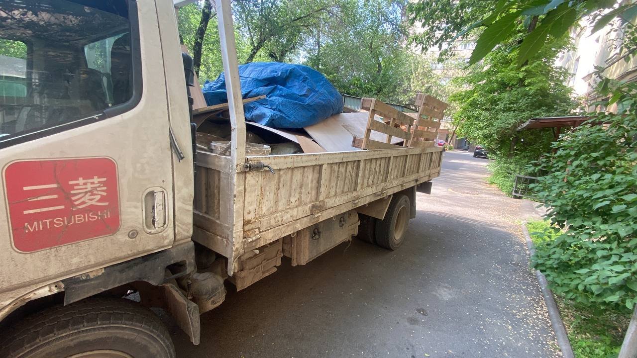 Наш фургон у погрузочной рампы склада при доставке груза