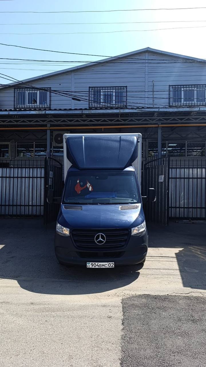 Синий фургон Mercedes Sprinter нашего автопарка для грузоперевозок