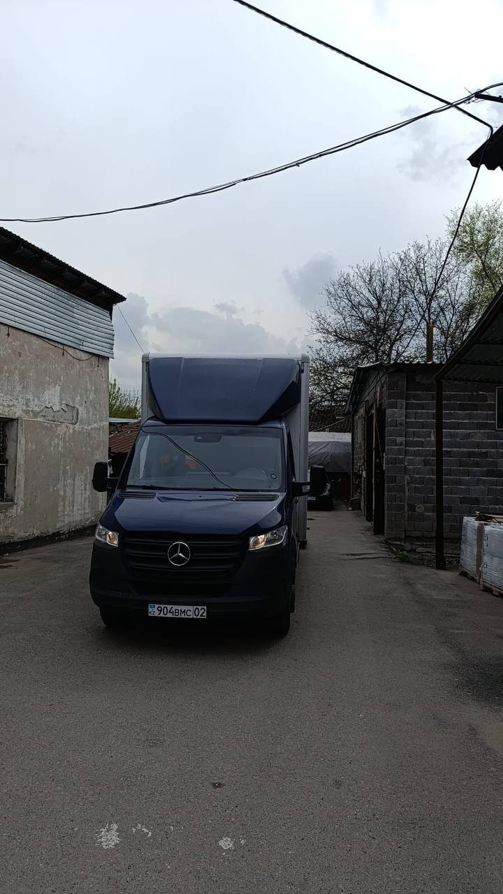 Синий мебельный фургон Mercedes Sprinter нашего автопарка во дворе