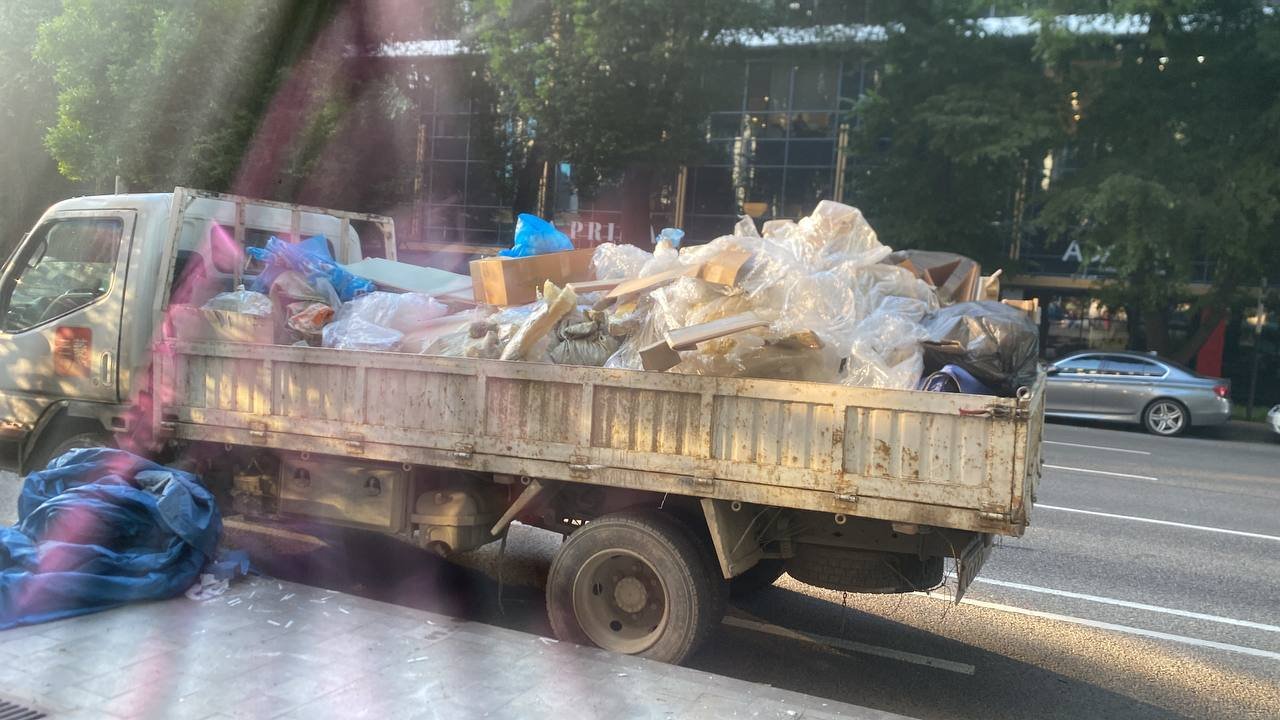 Загруженный грузовик везёт груз по городу — доставка по Алматы